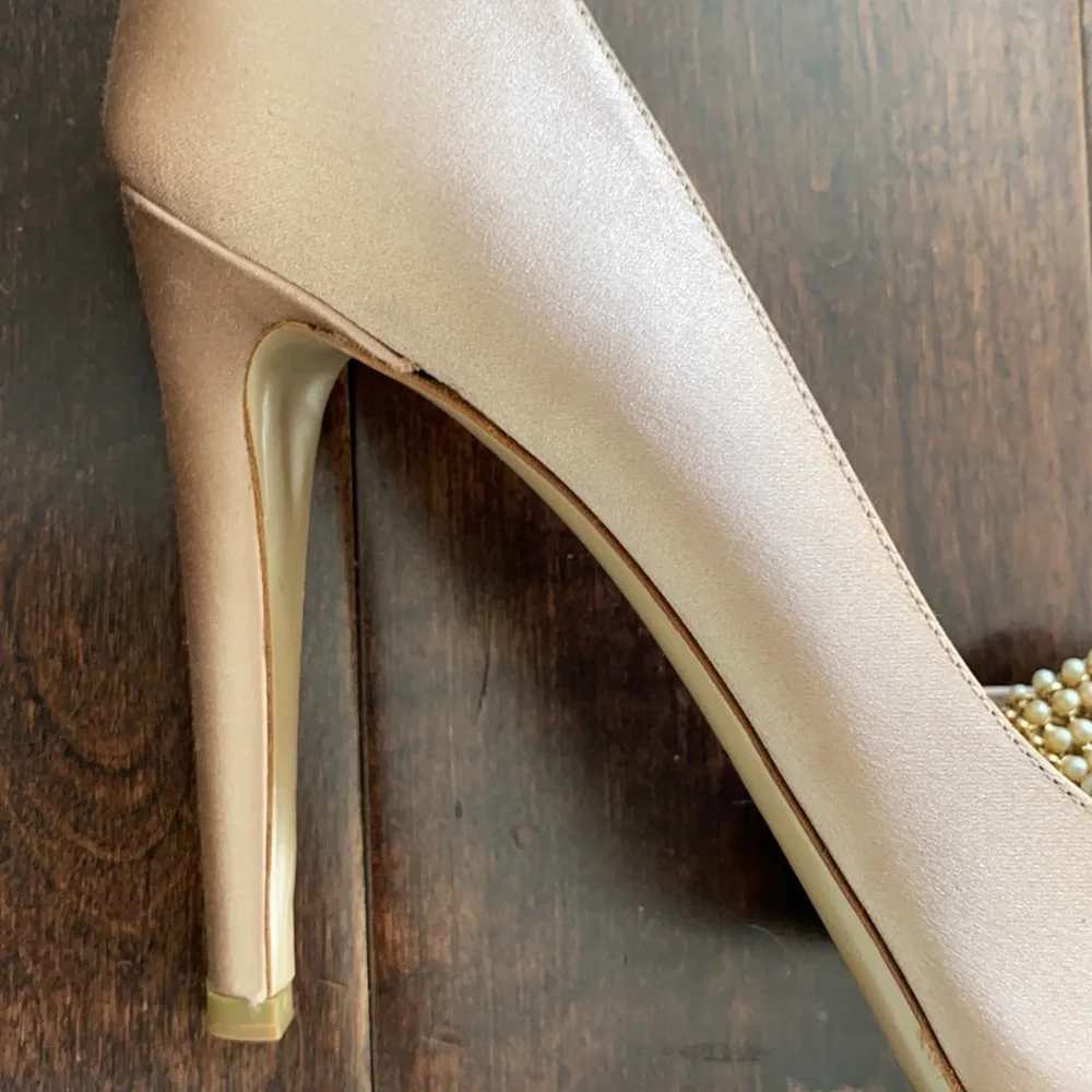 VALENTINO
Nude Satin Pearl Bow d'Orsay Pumps perfect sexy Valentine‘s shoe 💗 - Picture 9 of 11
